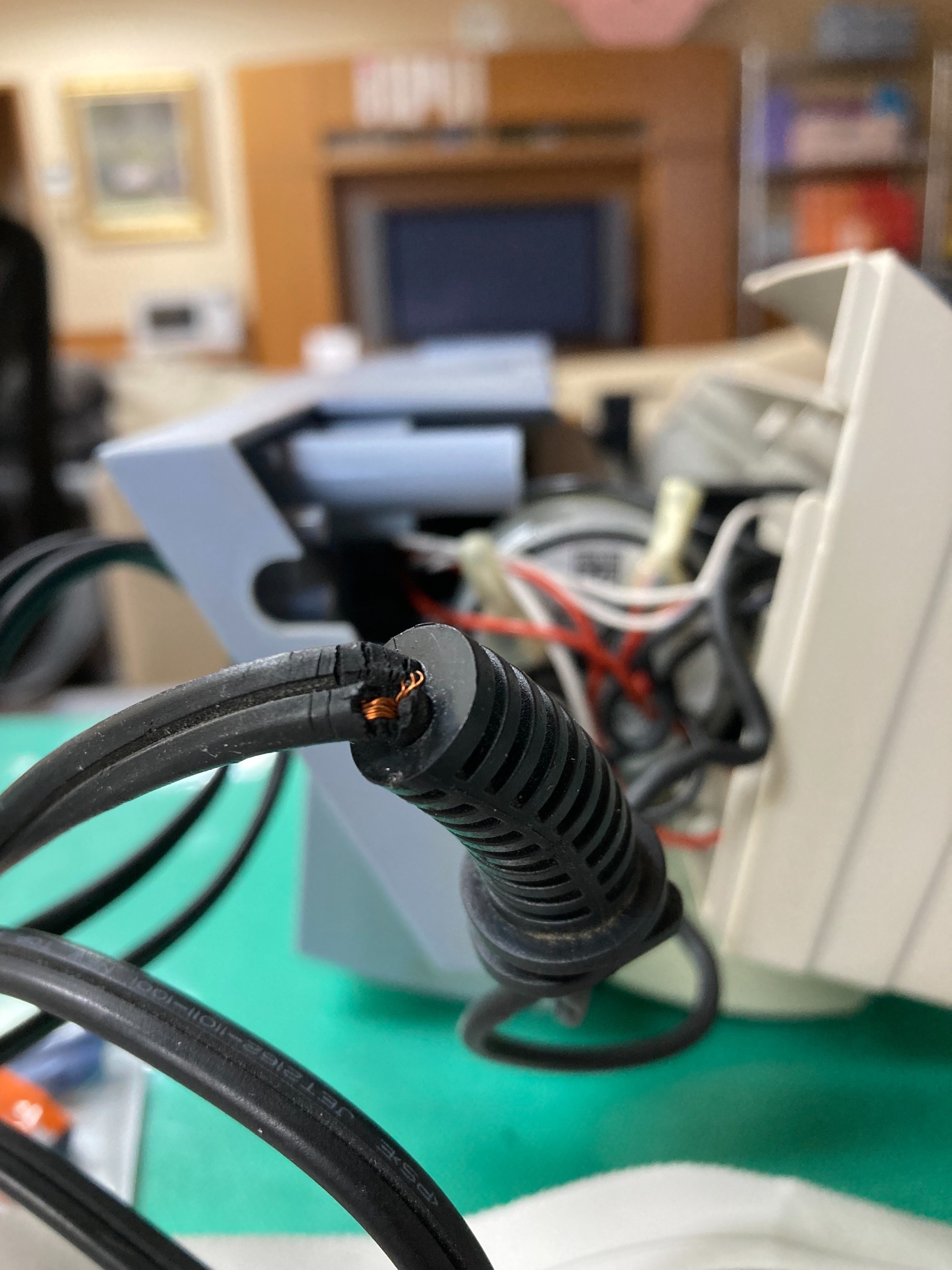 ブログ 電気コードの断線